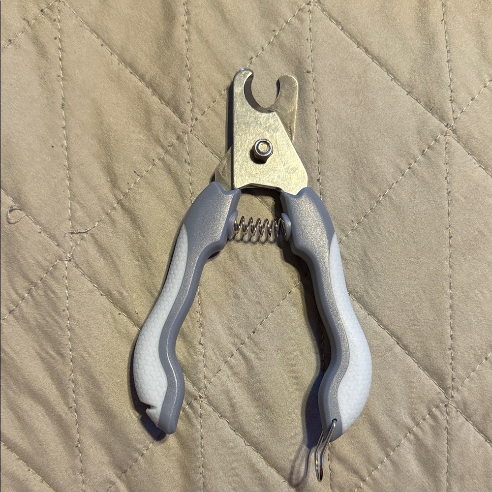 PRE-OWNED Vibrant Life Premium Stress-Free All Pet Dog Cat Nail Clippers